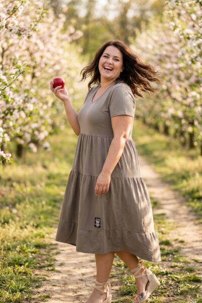 Stupňovité bavlnené šaty hnedobéžové