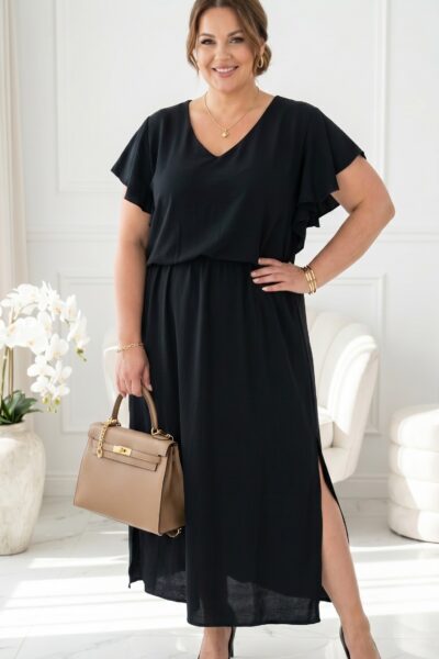 Čierne plus size šaty s volánovými rukávmi, výstrihom do V, voľnou splývavou sukňou a bočným rozparkom