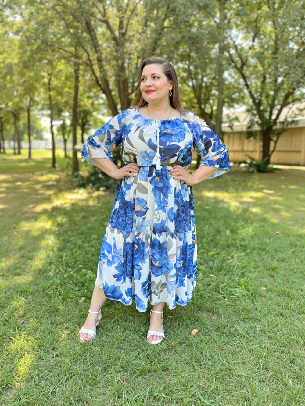 Letné šaty pre moletky s modrým kvetinovým vzorom, elastickým pásom a rukávmi s volánom, dĺžka 130 cm.