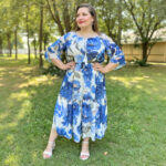 Letné šaty pre moletky s modrým kvetinovým vzorom, elastickým pásom a rukávmi s volánom, dĺžka 130 cm.