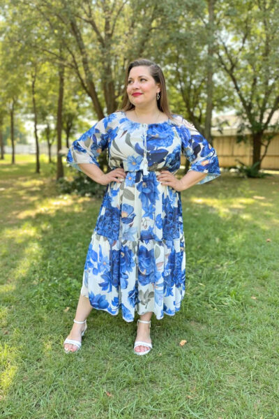 Letné šaty pre moletky s modrým kvetinovým vzorom, elastickým pásom a rukávmi s volánom, dĺžka 130 cm.
