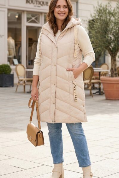 (veľ. 46 a 48) Prešívaná vesta Love s kapucňou a vreckami krémová