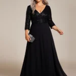 Čierne plesové šaty s flitrovaným živôtikom a splývavou sukňou, ideálne pre plus size postavy. Elegantný výstrih do V a 3/4 rukávy pre štýlový vzhľad.