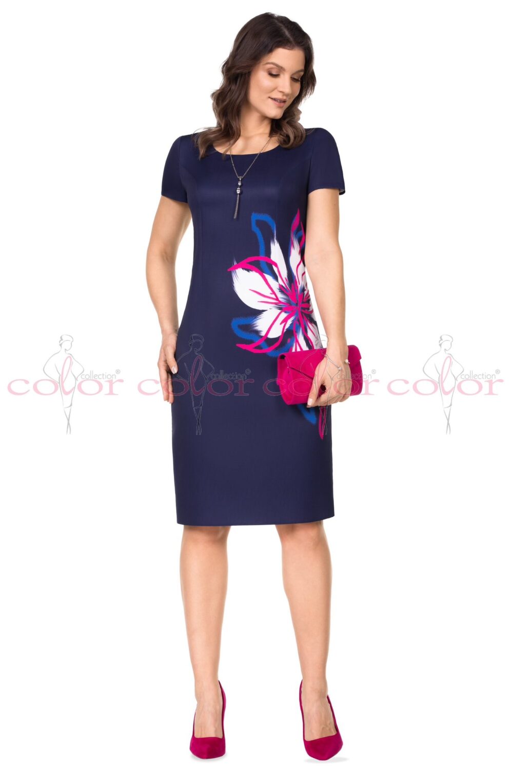 Tmavomodré puzdrové šaty s veľkým kvetom a krátkymi rukávmi aj pre plus size veľkosti