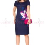 Tmavomodré puzdrové šaty s veľkým kvetom a krátkymi rukávmi aj pre plus size veľkosti