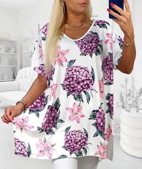 Bielo-fialová tunika s kvetinovou potlačou hortenzií a ľalií, predok z polyesteru, chrbát viskózový, veľkosť do 54, dĺžka 84 cm.