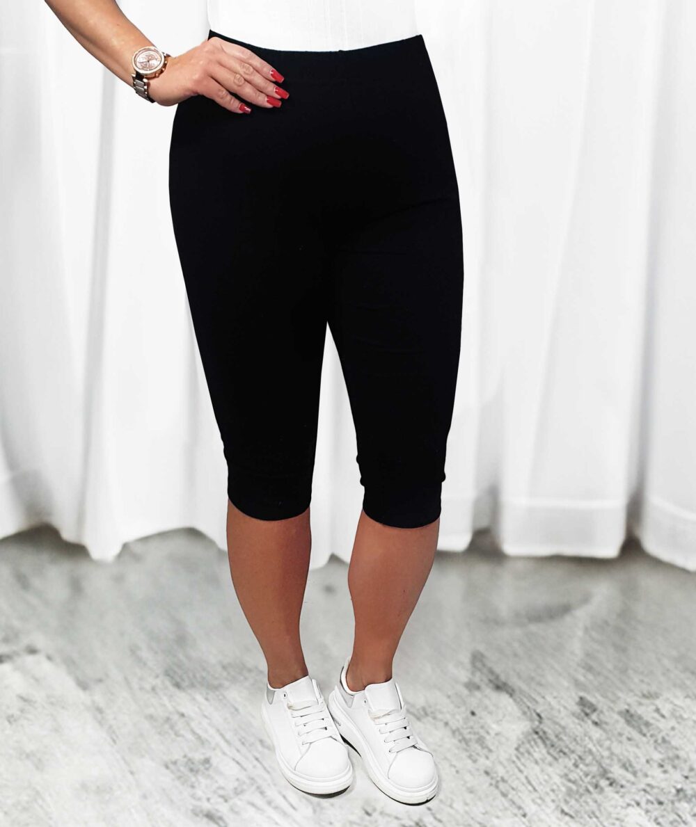 Čierne capri legíny pre moletky s vysokým pásom, z elastickej bavlny, trojštvrťová dĺžka, modelka v bielych teniskách