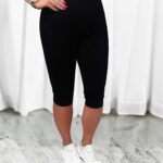 Čierne capri legíny pre moletky s vysokým pásom, z elastickej bavlny, trojštvrťová dĺžka, modelka v bielych teniskách