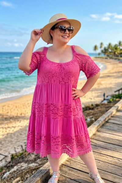 (veľ. 50/54) Čipkované šaty s odhalenými plecami ružové
