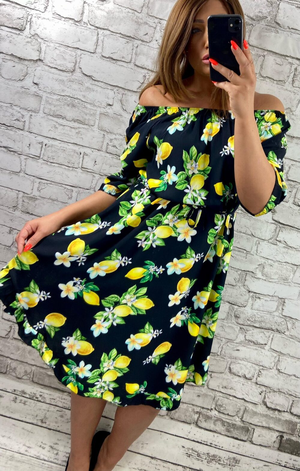 letné čierne šaty s citrónovým a kvetinovým vzorom, odhalené plecia