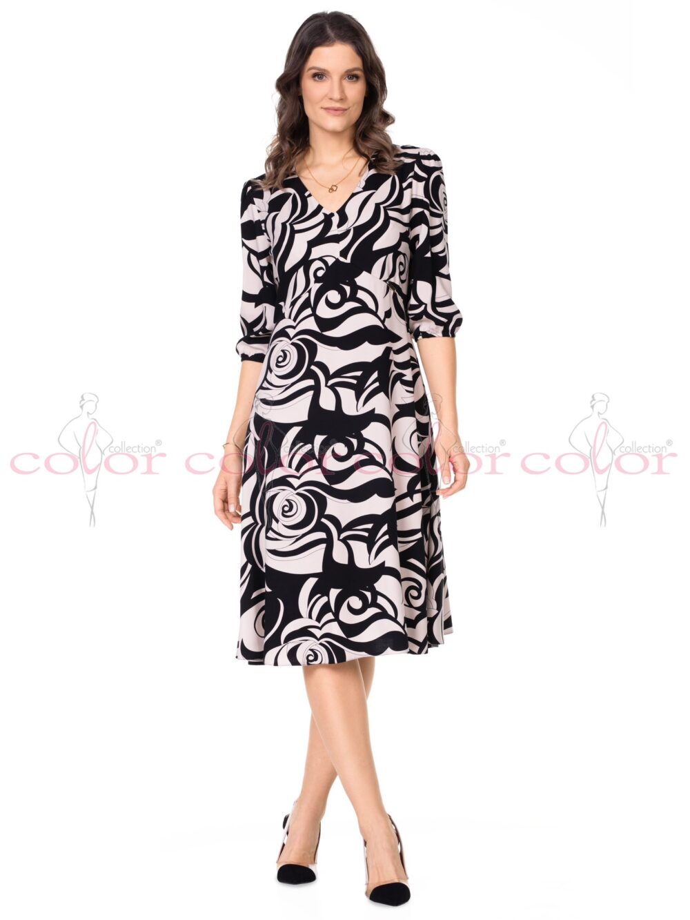 Midi šaty z viskózy s čierno-béžovým ornamentálnym vzorom, výstrihom do V, prešívaním na prednom diele a zipsom na chrbte.