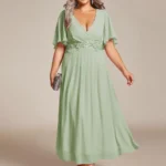 Bledozelené spoločenské šaty pre moletky s prekladaným výstrihom, výšivkou v páse a motýlími rukávmi