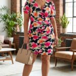 Puzdrové plus size šaty s prekladaným výstrihom a vzorom ibiškov, s krátkymi rukávmi