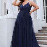 Tmavomodré spoločenské šaty na ramienka s flitrovaným živôtikom a tylovou sukňou pre moletky