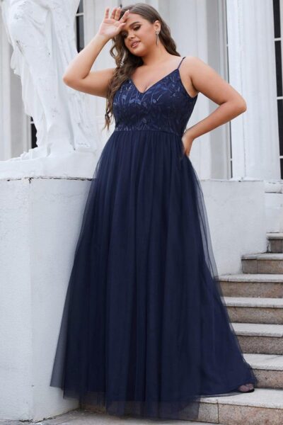 Tmavomodré spoločenské šaty na ramienka s flitrovaným živôtikom a tylovou sukňou pre moletky