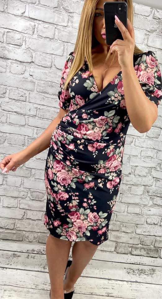 Puzdrové čierne šaty s ružovou kvetinovou potlačou, prekladaný výstrih, riasenie na bruchu, vhodné pre veľkosti 44–48.