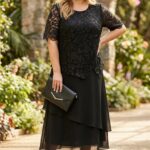 čierne elegantné spoločenské šaty s čipkovým vrchom a splývavou vrstvenou sukňou.