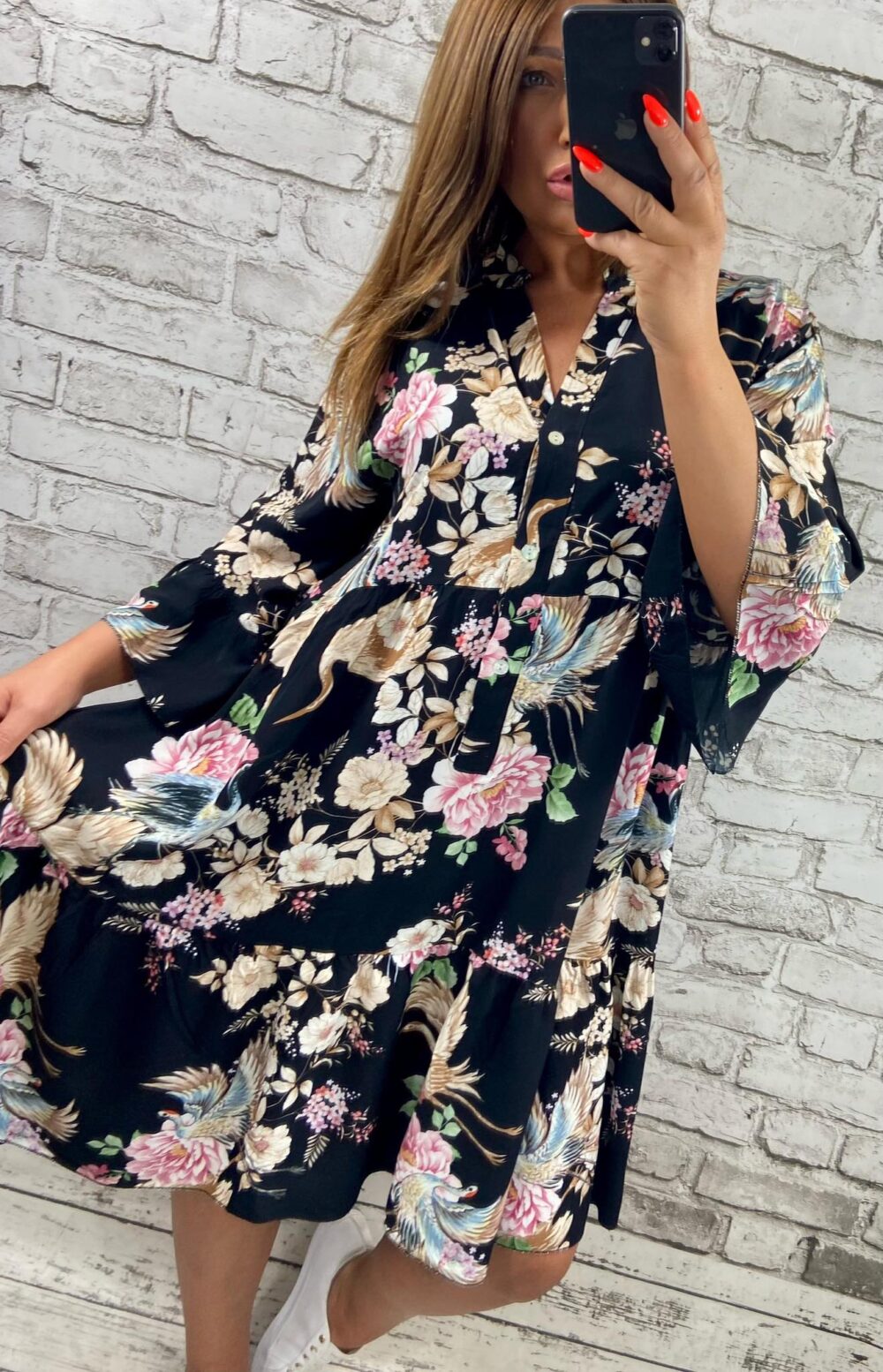 Viskózové čierne šaty s orientálnym vzorom, prestrihom pod prsiami a spodným volánom, 3/4 rukáv