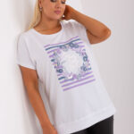 Biele plus size tričko s fialovými pruhmi, nápisom „You got this“ (Zvládneš to), kvetinovým motívom a kamienkami, so spodným lemom