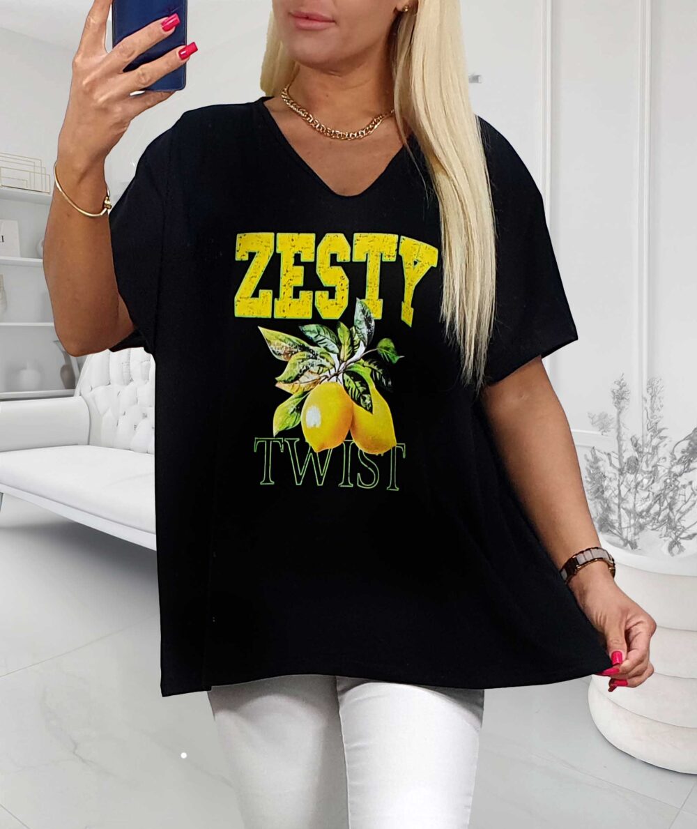 Dámske čierne tričko s citrónovou potlačou ZESTY TWIST, bavlna, voľný strih, dĺžka 76 cm, pre ženy s krivkami.