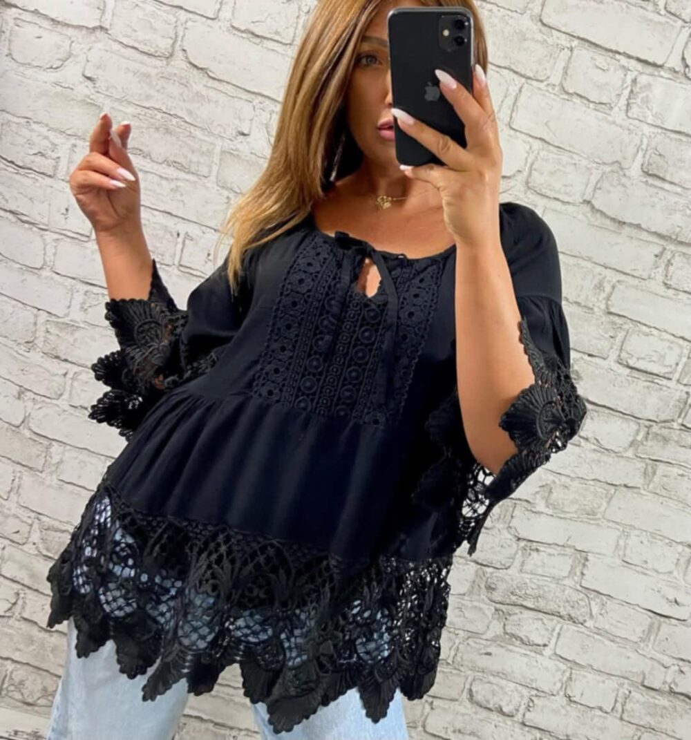 Čierna viskózová blúzka s čipkovaným lemovaním a podšívkou