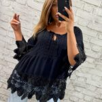 Čierna viskózová blúzka s čipkovaným lemovaním a podšívkou