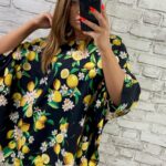 Voľná čierna tunika s citrónovým vzorom a netopierími rukávmi, vhodná až do veľkosti 62, v kombinácii s čiernymi nohavicami.