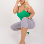 Bledosivé capri nohavice z bengalínu s vreckami na zips a malými rozparkami na spodku, určené pre ženy s plnšími tvarmi.