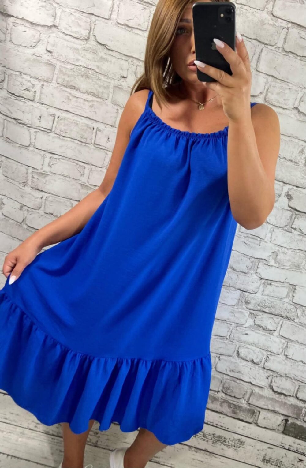 Krátke modré letné šaty na ramienka s volánovým spodkom, voľný strih pre ženy s krivkami