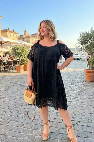 (veľ. 50/54) Čipkované šaty s odhalenými plecami čierne