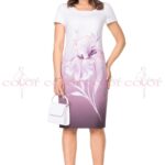 Elegantné midi šaty s veľkou lila kvetinou, krátkymi rukávmi a lodičkovým výstrihom, vhodné na rodinné oslavy