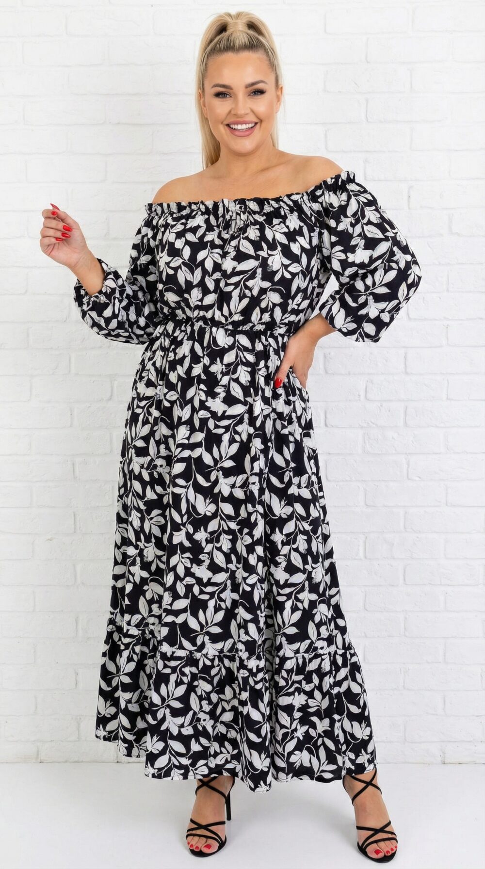 viskózové šaty v plus size veľkosti s motívom bielych lístkov na čiernom podklade, s vysokým rozparkom na sukni a elastickým výstrihom