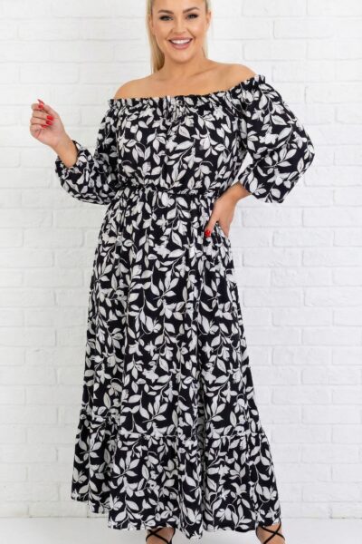 viskózové šaty v plus size veľkosti s motívom bielych lístkov na čiernom podklade, s vysokým rozparkom na sukni a elastickým výstrihom