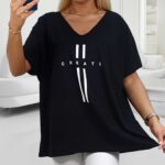 Čierne tričko s výstrihom do V a potlačou CREATE, oversized strih pre moletky, pohodlný každodenný kúsok.