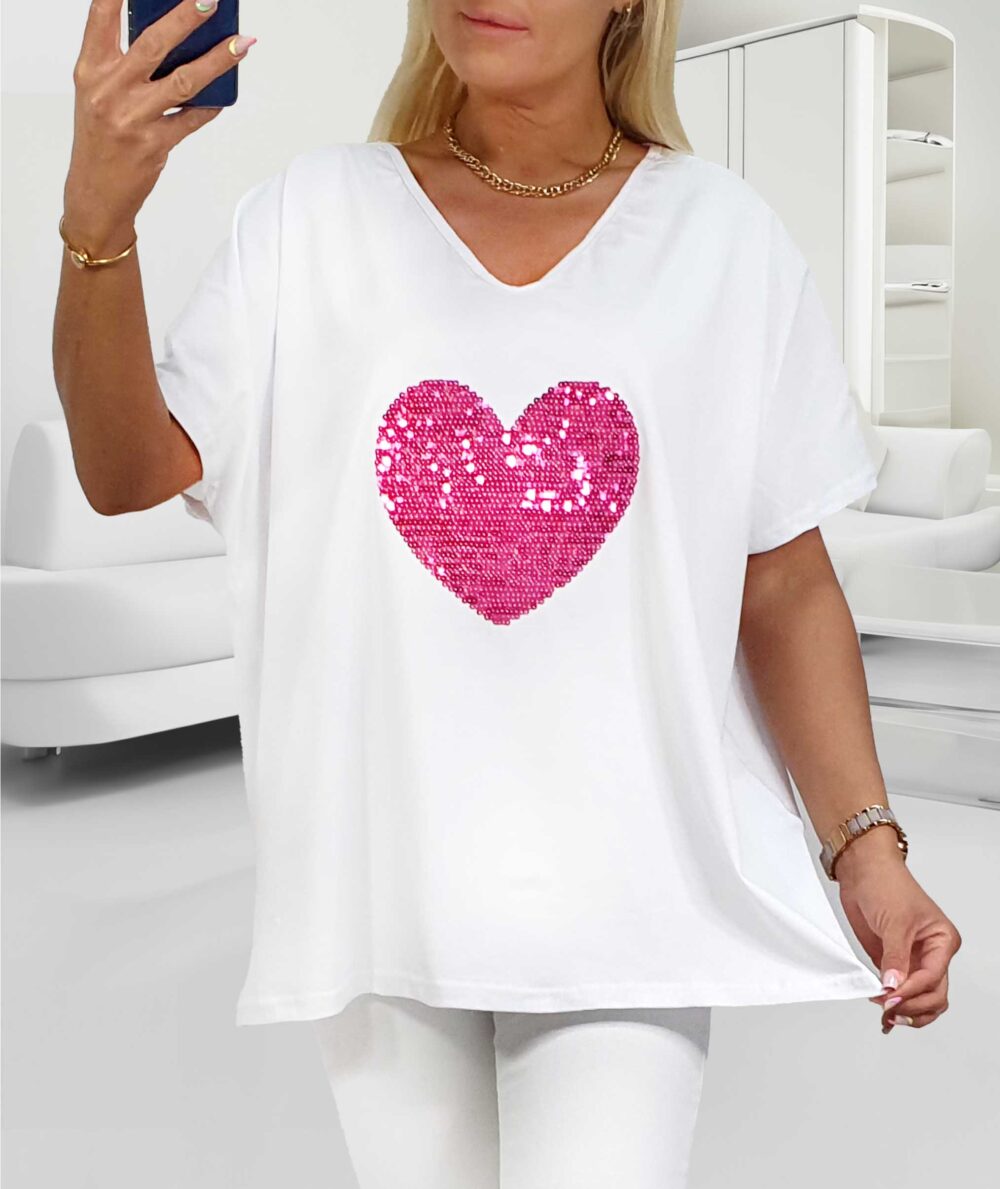 Biele tričko s ružovým trblietavým srdiečkom a výstrihom do V, vhodné pre moletky