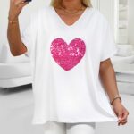Biele tričko s ružovým trblietavým srdiečkom a výstrihom do V, vhodné pre moletky