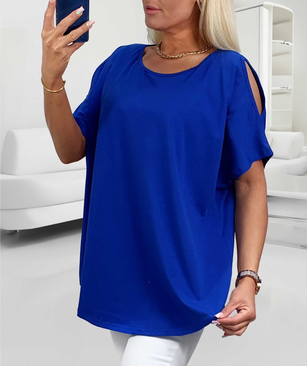 Kráľovsky modré plus size tričko s výrezmi na ramenách, žena drží lem trička a fotí sa v zrkadle