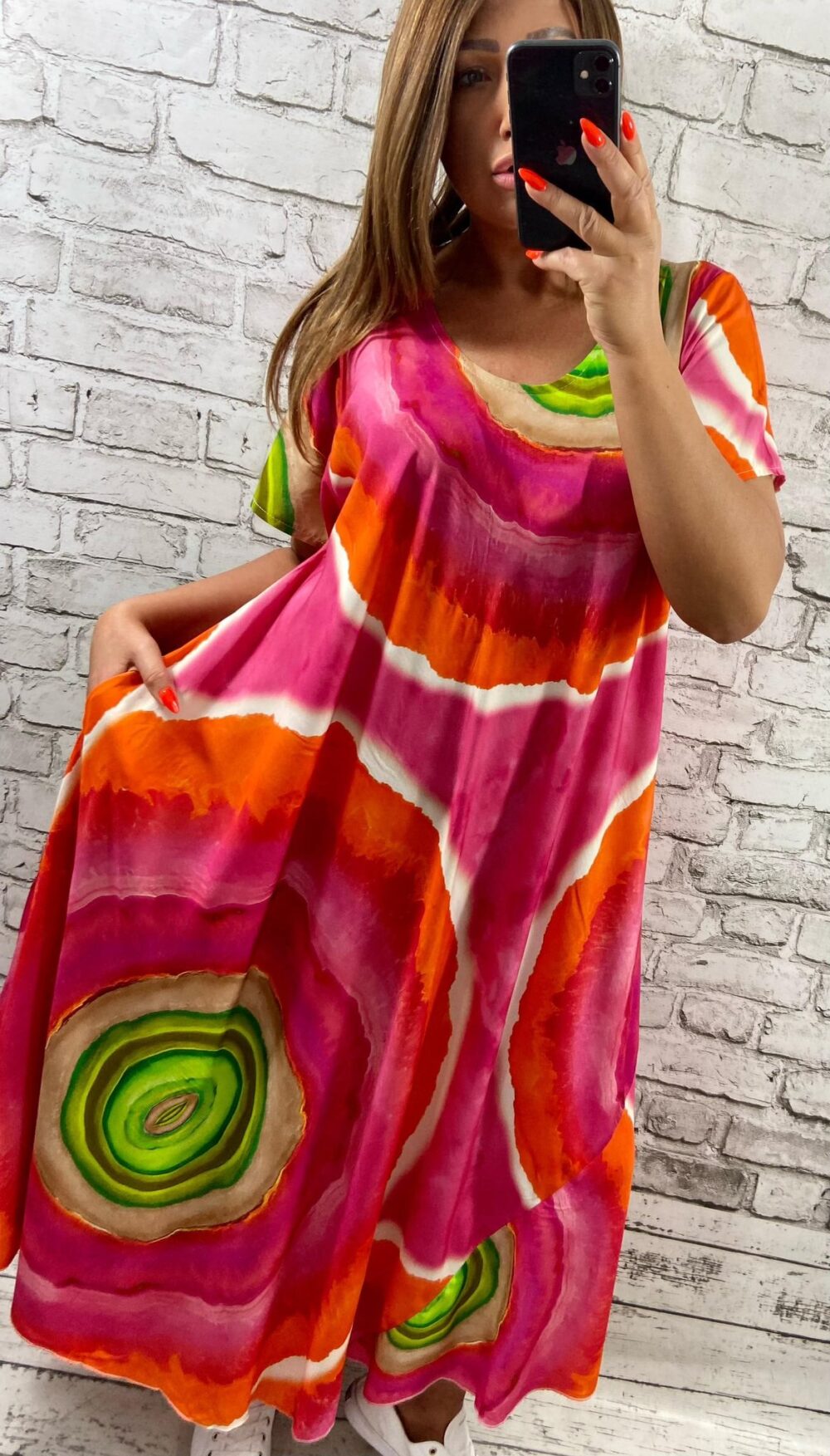 Dlhé viskózové šaty v ružovo-oranžovej farbe s batikovaným vzorom, výstrihom na chrbte a vreckami