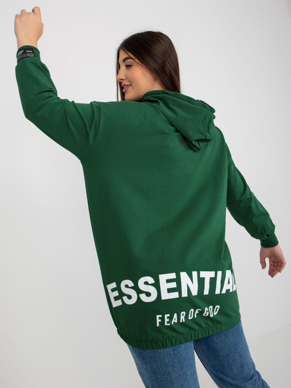 Tmavozelená oversize mikina s kapucňou a výraznou potlačou "ESSENTIALS – FEAR OF GOD" na chrbte, pre moletky