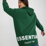 Tmavozelená oversize mikina s kapucňou a výraznou potlačou "ESSENTIALS – FEAR OF GOD" na chrbte, pre moletky