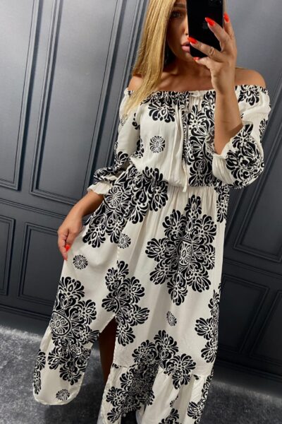 Žena v dlhých viskózových šatách s čierno-bielym ornamentálnym vzorom fotí outfit v zrkadle