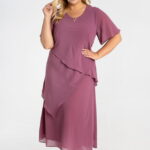 Elegantné staroružové spoločenské šaty s asymetrickým šifónovým zvrškom a výstrihom do V so zlatou ozdobou, vhodné pre ženy s plnšími krivkami.