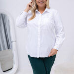 Biela košeľová blúzka s dlhým rukávom, rovný strih, modelka vo veľkosti plus size.