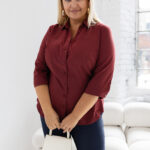 Vínovočervená košeľová blúzka z bavlny s 3/4 rukávmi a gombíkmi, modelka v tmavomodrých nohaviciach.