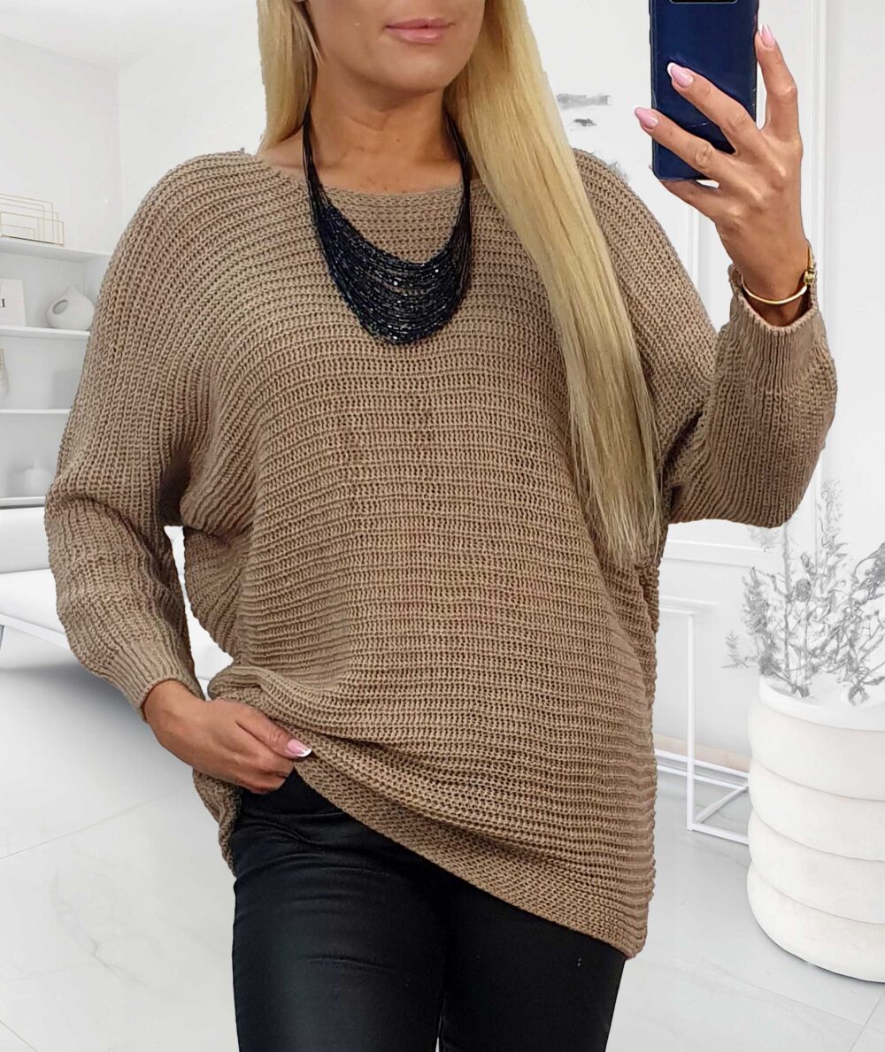 Latte sveter s raglánovými rukávmi a náhrdelníkom, voľný strih, dĺžka 71 cm.