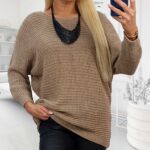 Latte sveter s raglánovými rukávmi a náhrdelníkom, voľný strih, dĺžka 71 cm.