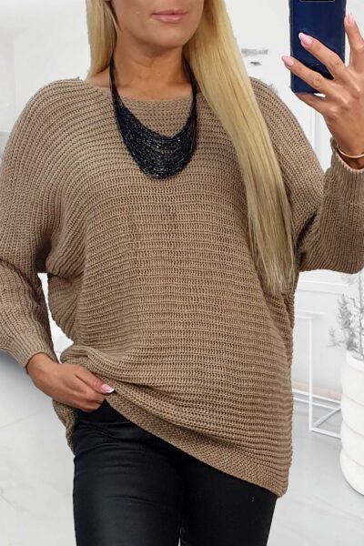 Latte sveter s raglánovými rukávmi a náhrdelníkom, voľný strih, dĺžka 71 cm.