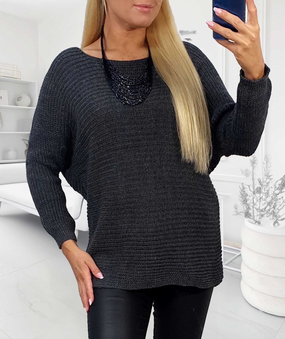 Tmavosivý sveter pre moletky s raglánovými rukávmi a náhrdelníkom, dĺžka 71 cm