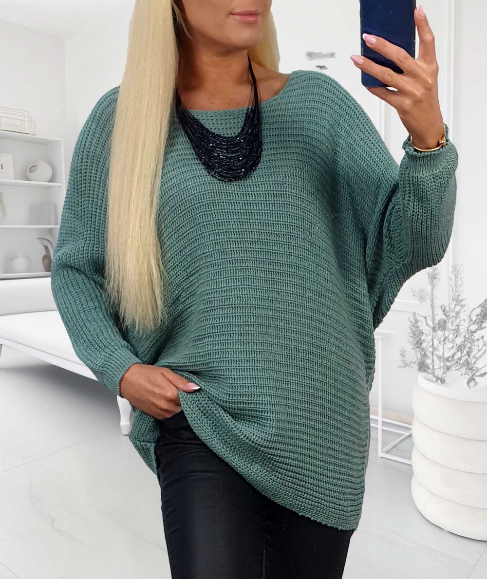 sveter-mata Mäkký mätový pletený sveter, voľný strih, dĺžka 74 cm, modelka v čiernych nohaviciach.