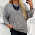 Sivý sveter pre moletky s raglánovými rukávmi a náhrdelníkom, dĺžka 71 cm